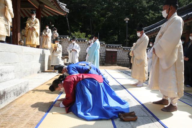 1일 경북 안동 도산서원 상덕사에서 향사 헌관들이 큰절을 올리고 있다. 이동춘 작가 제공