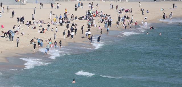 (부산=뉴스1) 추석인 1일 부산 해운대해수욕장이 귀성객과 시민들로 북적이고 있다.