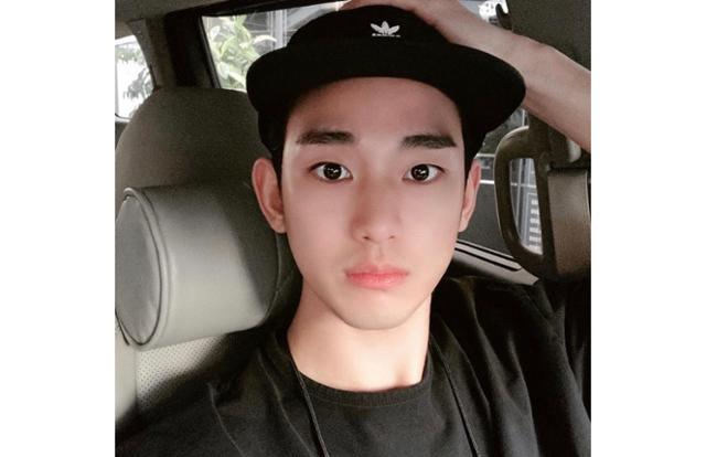 김수현이 훈훈한 비주얼을 자랑했다. 김수현 SNS 제공