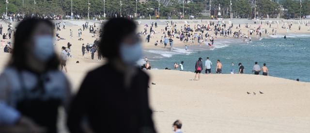 추석인 지난 1일 부산 해운대해수욕장이 귀성객과 시민들로 북적이고 있다. 뉴스1