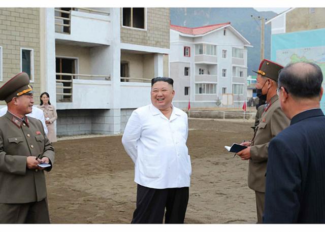 북한 김정은 국무위원장이 강원도 김화군 피해 복구 현장을 현지지도했다고 2일 노동당 기관지 노동신문이 보도했다. 두달여 간 공식석상에 모습을 드러내지 않았던 김여정 당 제1부부장이 수행하는 모습도 포착됐다.노동신문 홈페이지 캡처. 연합뉴스