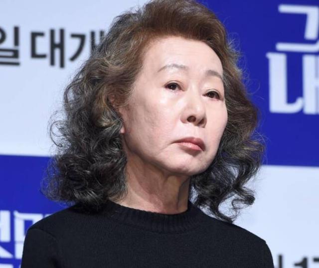 배우 윤여정이 2일 모친상을 당했다. 한국일보 자료사진