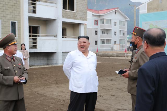 김정은 북한 국무위원장이 강원도 김화군 수해 복구 현장을 현지시찰했다고 노동당 기관지 노동신문은 2일 전했다. 노동신문 뉴스1