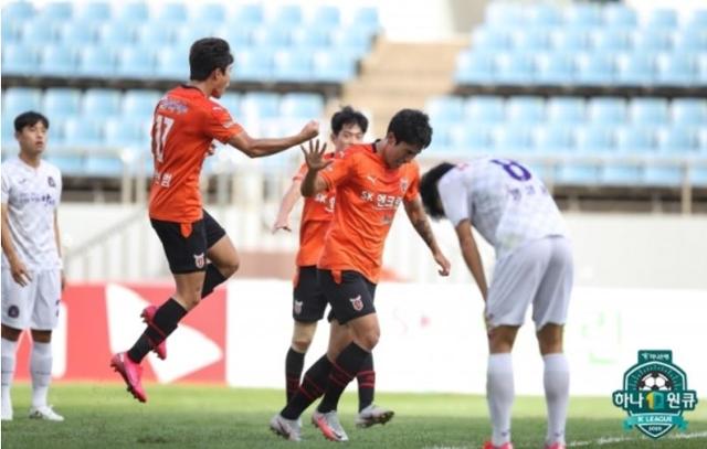 제주 진성욱이 득점에 성공하자 동료들이 기뻐하고 있다. 프로축구연맹 제공.