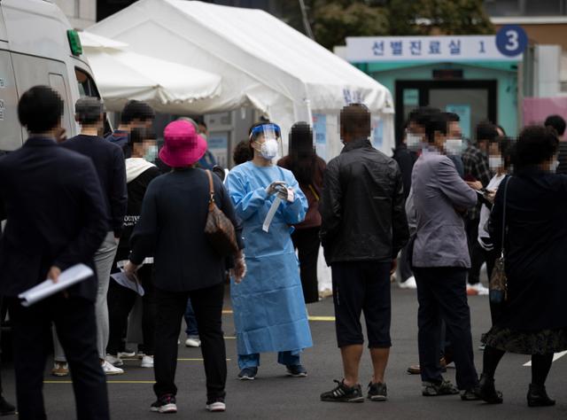 지난 2일 오전 서울 중구 국립중앙의료원 코로나19 선별진료소 앞이 붐비고 있다. 연합뉴스