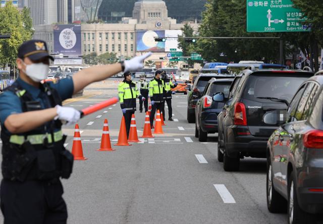 개천절인 3일 오전 서울 중구 남대문 부근 도로에서 경찰이 돌발적인 집회·시위 등을 차단하기 위해 광화문광장 방향으로 향하는 차량을 검문하고 있다. 연합뉴스