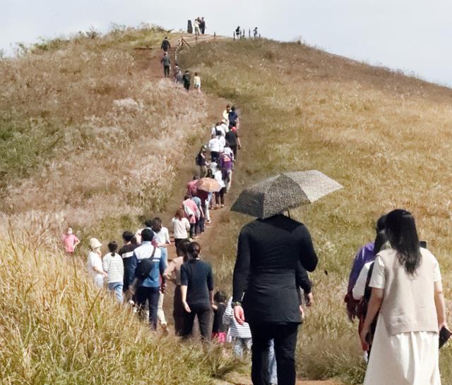 추석 연휴가 이어진 3일 오전 관광객들이 제주의 대표적인 오름인 제주시 애월읍 새별오름을 탐방하고 있다. 제주도관광협회에 따르면 지난달 26일부터 2일까지 7일간 23만2269명, 하루 평균 3만3181명이 입도했다. 제주=뉴스1