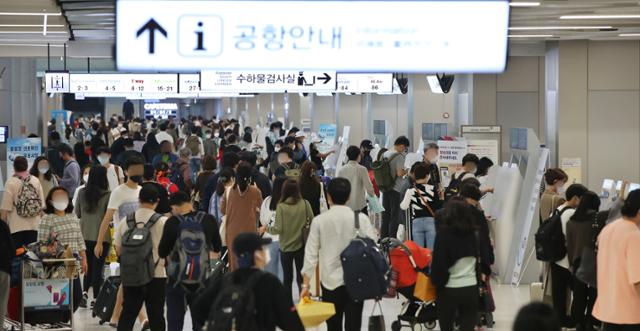 추석 연휴 첫날인 30일 오후 서울 강서구 김포공항 국내선 출발층이 제주와 부산행 여행객과 귀성객들로 북적이고 있다. 뉴시스