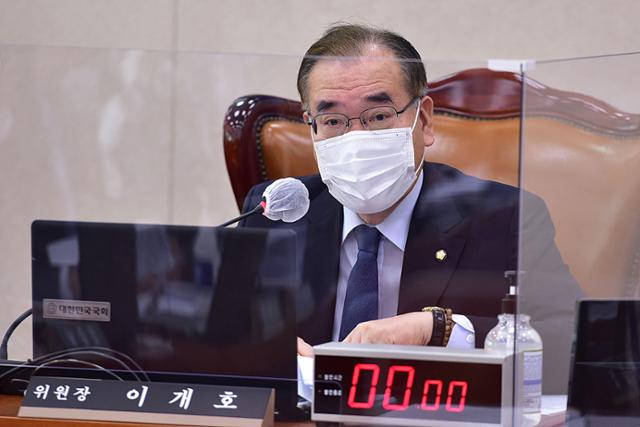 지난달 24일 국회에서 열린 농림축산식품해양수산위원회 전체회의에서 이개호 위원장이 발언하고 있다. 연합뉴스