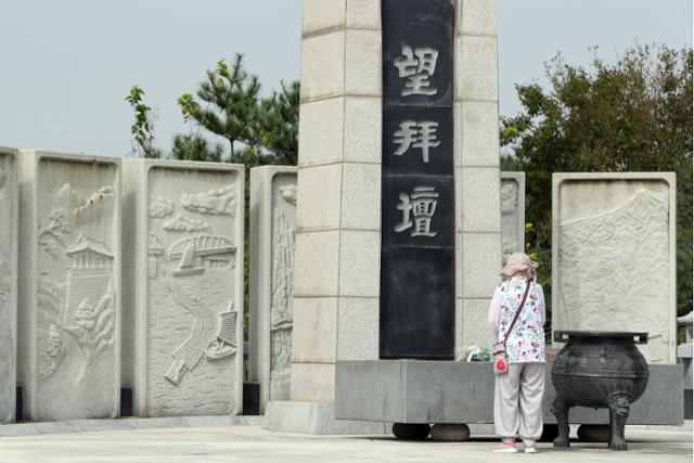 추석인 1일 오전 경기 파주시 임진각 망배단 앞에서 실향민이 묵념을 하고 있다. 코로나 19 감염 방지를 위해 매년 명절마다 개최됐던 합동경모대회가 50년만에 취소됐다. 파주=뉴스1