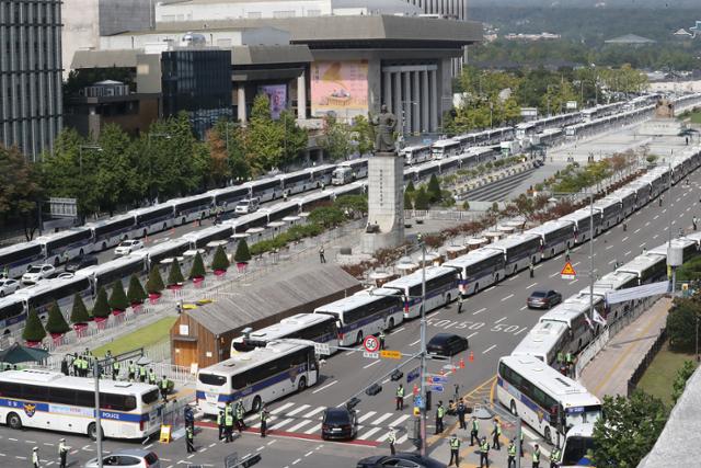 보수단체가 개천절 집회를 예고한 3일 서울 종로구 광화문 광장 일대가 펜스와 차벽으로 둘러 쌓여있다. 뉴스1