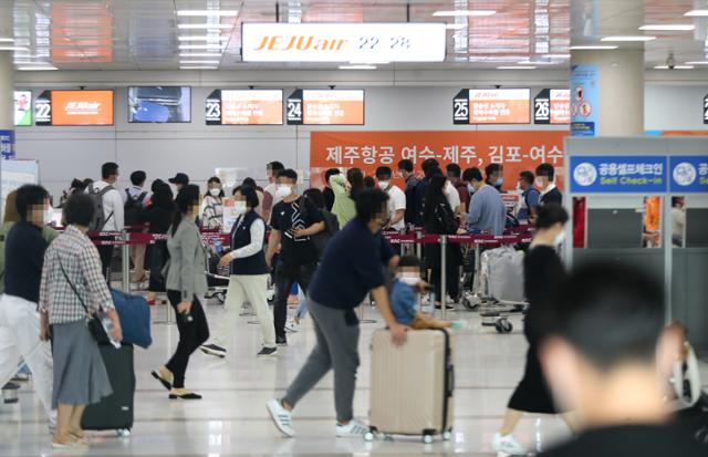 추석 연휴 마지막날인 4일 오전 제주국제공항 3층 출발장에 관광객들이 귀경길 발걸음을 재촉하고 있다. 뉴시스.