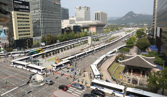 보수단체가 개천절 집회를 예고한 3일 서울 종로구 광화문 광장 일대가 펜스와 차벽으로 둘러 쌓여있다. 뉴스1