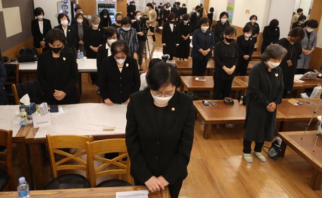 이정옥 여성가족부 장관 등 참석자들이 5일 오후 경남 창원시 성산구 창원경상대병원 장례식장에서 이이효재 이화여대 명예교수 추모식에서 묵념하고 있다.창원=연합뉴스