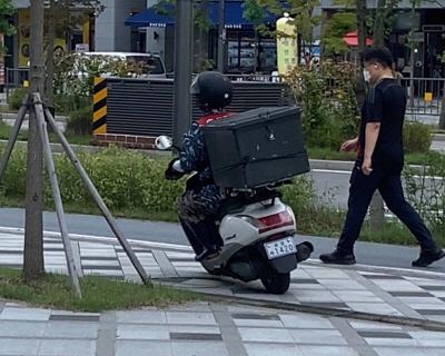 세종시에서 한 배달오토바이가 인도에서 불법운전을 하고 있다. 세종시 제공