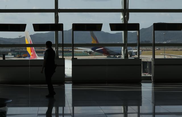 5일 인천국제공항 1터미널 출국장 여행사 창구가 한산한 모습을 보이고 있다. 연합뉴스