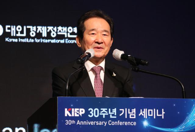 정세균 국무총리가 5일 서울 웨스틴조선호텔에서 열린 대외경제정책연구원(KIEP) 30주년 기념세미나에서 축사하고 있다. 연합뉴스