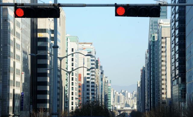 강남 테헤란로 거리 빌딩 숲. 배우한 기자