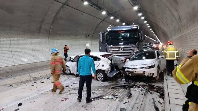 8중 추돌사고가 난 전남 여수 대포터널 현장. 전남소방본부 제공