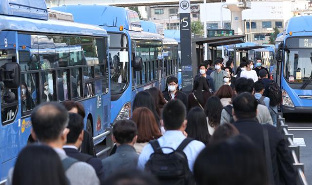 5일 오전 서울역 환승센터 출근길 모습. 연합뉴스