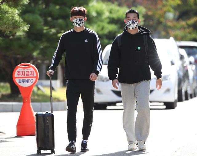 U-23 대표팀에 승선한 이승모(왼쪽)와 송민규가 5일 경기 파주 축구국가대표팀트레이닝센터(NFC)에 들어서고 있다. 파주=연합뉴스