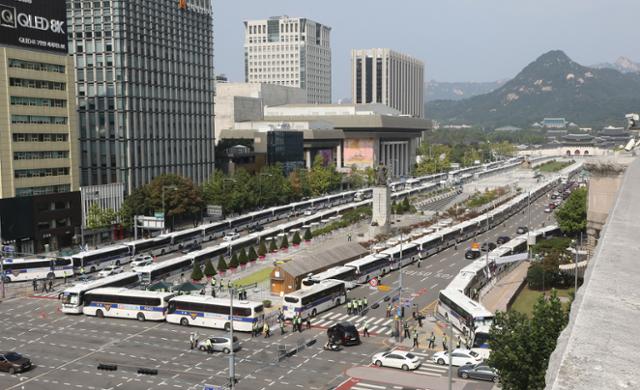 지난 3일 서울 종로구 광화문 광장 일대에 경찰 버스로 '차벽'이 세워졌다. 대규모 집회를 방지해 코로나19 확산을 막기 위해 내린 조처다. 뉴스1