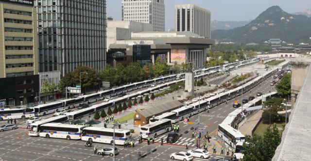 보수단체가 개천절 집회를 예고한 3일 서울 종로구 광화문 광장 일대가 펜스와 차벽으로 둘러싸여있다. 뉴스1