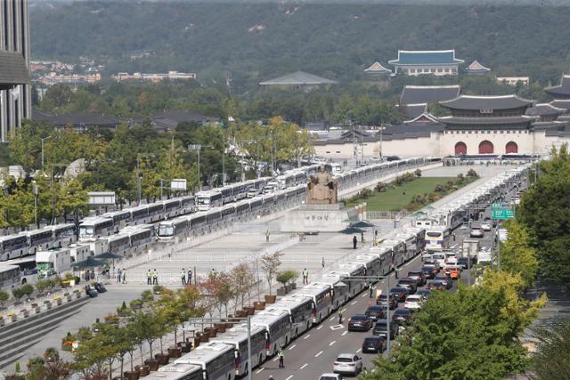 보수단체가 개천절 집회를 예고한 3일 서울 종로구 광화문 광장 일대가 펜스와 차벽으로 둘러 쌓여있다. 경찰은 보수단체가 신고한 차량을 이용한 차량시위를 대부분 금지 통고하고 행정법원이 허가한 강동구 일대 9대 이하 차량시위만 허용했다. 뉴스1