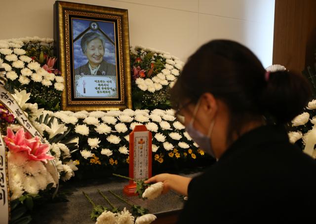 한국 여성운동의 선구자 고 이이효재 이화여대 명예교수가 4일 별세했다. 한 조문객이 5일 빈소가 차려진 경남 창원 경상대병원 장례식장에서 고인을 추모하고 있다. 창원=연합뉴스