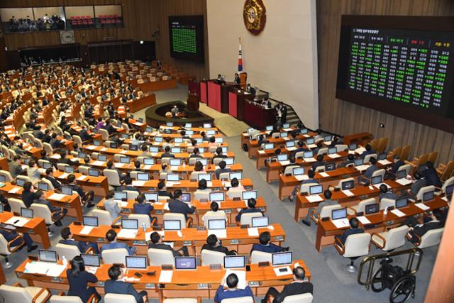 지난 8월 4일 국회 본회의에서 부동산 거래법 및 공수처 후속법안이 상정 안건이 표결처리되고 있다. 오대근 기자