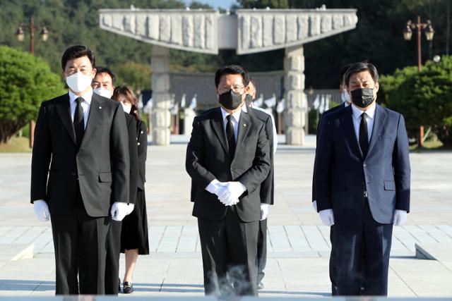 정운천(가운데) 국민의힘 국민통합위원장과 김선동(오른쪽) 사무총장 등이 6일 오후 광주 북구 국립 5·18민주묘지를 참배하고 있다. 연합뉴스