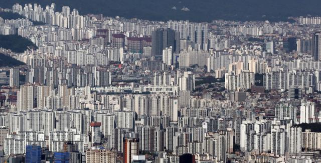 5일 서울 롯데월드타워 전망대 서울스카이에서 바라본 서울 시내 아파트 단지. 연합뉴스.