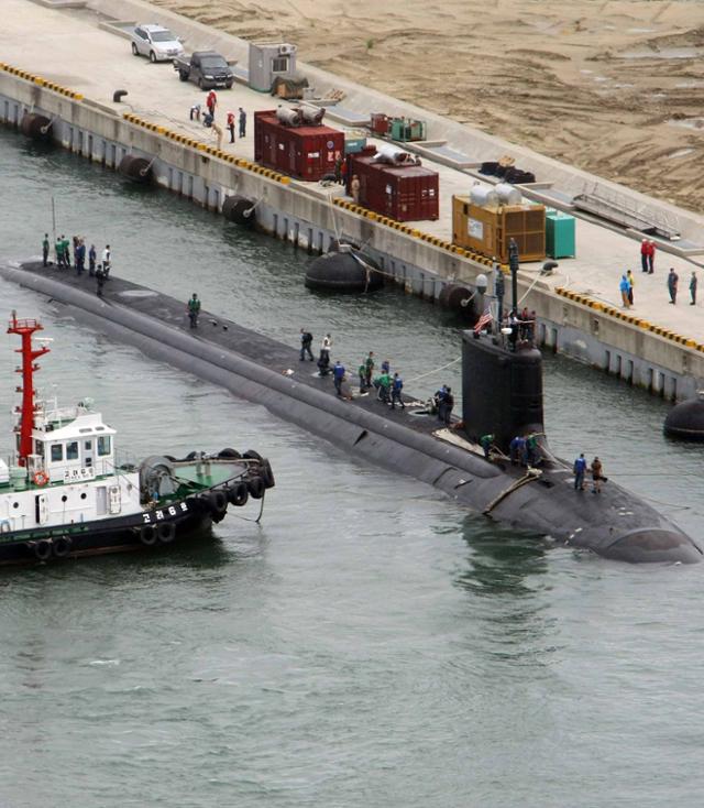 2017년 11월 미국 해군의 버지니아급 공격형 핵잠수함 '텍사스함'(SSN 775.7800t급)이 130여명의 승조원들을 싣고 해군작전사령부 부산기지에 입항하고 있다. 부산=이성덕기자