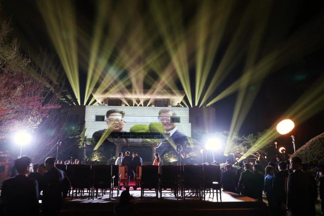 지난 2018년 4월 27일 판문점 남북 정상회담 환송공연 '봄이 온다'에서 문재인 대통령과 김정은 국무위원장의 모습이 비치고 있다. 고영권 기자