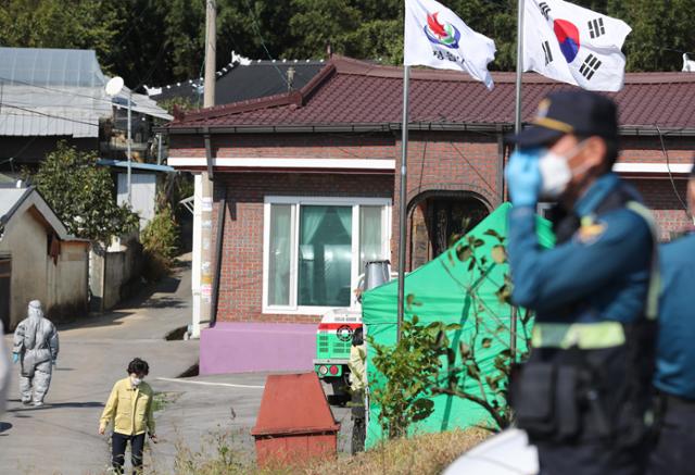 전북 정읍에서 신종 코로나바이러스 감염증(코로나19) 확진자와 접촉한 가족과 주민 9명이 무더기로 감염된 가운데 6일 확진자들이 발생한 정읍시 정우면 양지마을에서 경찰이 차량을 통제하고 있다. 연합뉴스