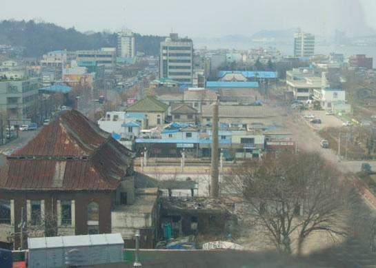 전북 군산시가 2008년 '근대산업유산문화예술벨트화사업’을 추진하기 이전 장미동 일대 모습. 군산근대역사박물관 제공