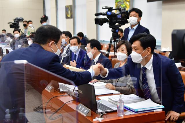 7일 국회 과학기술정보방송통신위원회에서 열린 과기부 등에 대한 국정감사에서 조승래(오른쪽) 더불어민주당 간사와 박성중 국민의힘 간사가 인사를 하고 있다. 오대근 기자