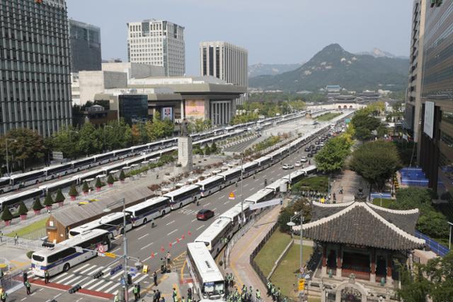 보수단체가 개천절 집회를 예고한 3일 서울 종로구 광화문 광장 일대가 펜스와 차벽으로 둘러 쌓여있다. 뉴스1