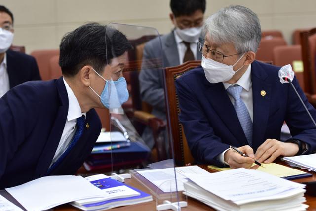 최기영 과학기술정보통신부 장관과 정석영 제2차관이 7일 국회 과학기술정보방송통신위원회에서 열린 과기부 등에 대한 국정감사에서 대화를 하고 있다. 오대근 기자