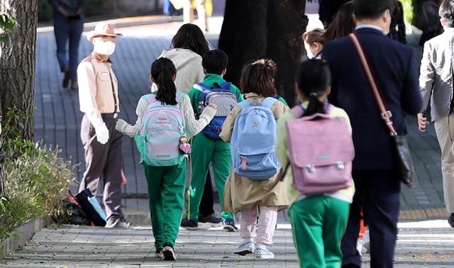 5일 오전 서울의 한 초등학교에서 학생들이 등교하고 있다. 뉴스1