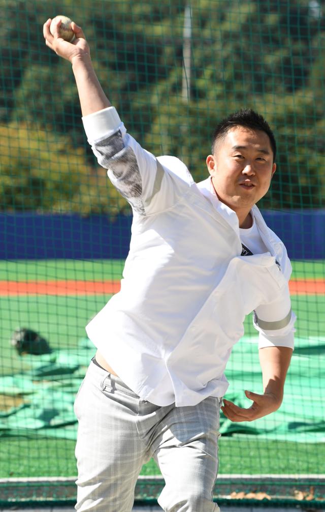 프로야구 투수로 데뷔한 지 14년만에 첫 승리를 기록했던 황덕균 성남시 공립학교 야구부 순회 코치가 6일 경기 성남모란야구장에서 본인의 선수 시절 주특기였던 '스플리터' 투구를 선보이고 있다. 배우한 기자