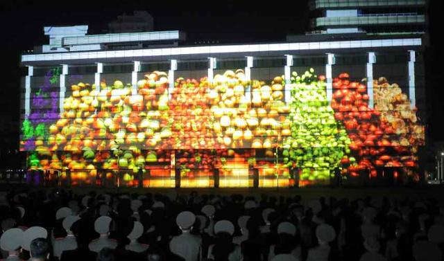 6일 평양에서 당 창건 75주년을 경축하기 위해 열린 조명축전 '빛의 조화 -2020'. 평양=노동신문 뉴스1