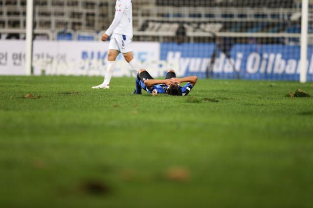 인천 선수가 4일 인천축구전용경기장에서 열린 K리그1 파이널B 수원삼성과 경기가 끝난 뒤 이곳 저곳 파인 그라운드에 허탈한 듯 누워있다. 한국프로축구연맹 제공