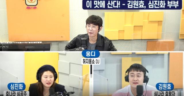 김원효(오른쪽)가 SBS 러브FM '허지웅쇼'에서 입담을 뽐냈다. 보이는 라디오 캡처