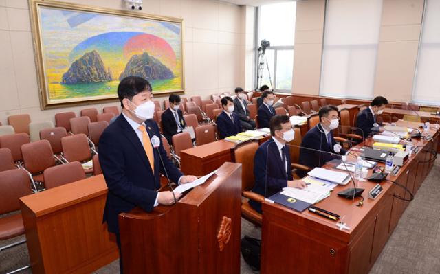 7일 오전 서울 여의도 국회에서 열린 정무위원회의 국정감사에서 구윤철 국무조정실장이 업무보고를 하고 있다. 뒷편의 자리는 사회적 거리두기의 방침으로 필수참석자 이외의 자리가 비어 있다. 오대근 기자