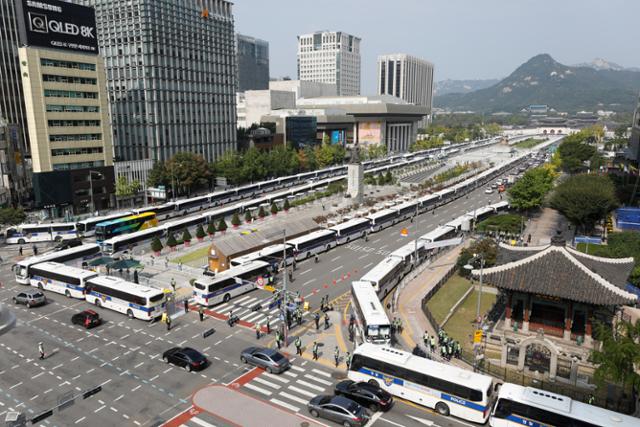 코로나19 전파 우려로 일부 보수단체의 개천절 집회가 전면 금지된 3일 서울 광화문광장 일대가 경찰 봉쇄돼 있다. 경찰은 이날 서울 도심에 검문소 90개소를 설치하고 800여명의 경력을 동원했다. 뉴시스