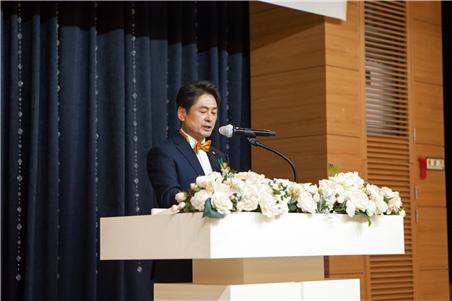 대구가톨릭대학교 미래지식포럼은 7일 라온제나호텔에서 31기 신입생환영회 및 원우회장 취임식을 가졌다. 이형목 원우회장이 취임사를 하고 있다. 미래지식포럼 제공