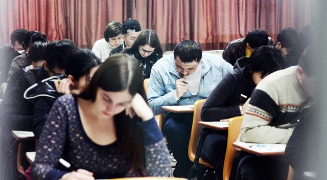 한국어능력시험(TOPIK)에 응시한 외국인들. 한국일보 자료사진