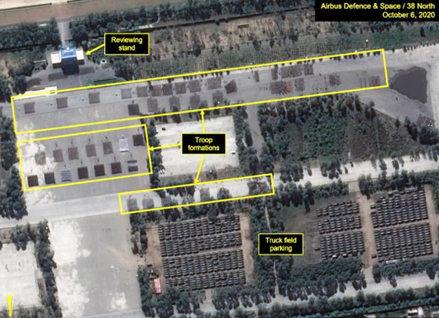 6일 북한 평양 인근 미림비행장에서 열병시 예행연습이 한창이다. 정사각형 모양의 군사 퍼레이드 대형이 펼쳐져 있다. 38노스 홈페이지 캡처