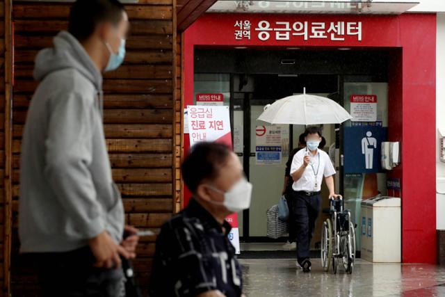 의료계 집단휴진 사태 때인 지난달 7일 오전 서울 종로구 서울대병원 응급실 입구에서 병원 관계자가 업무를 보고 있다. 뉴시스